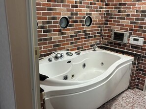 吹风机、坐浴桶、毛巾、肥皂