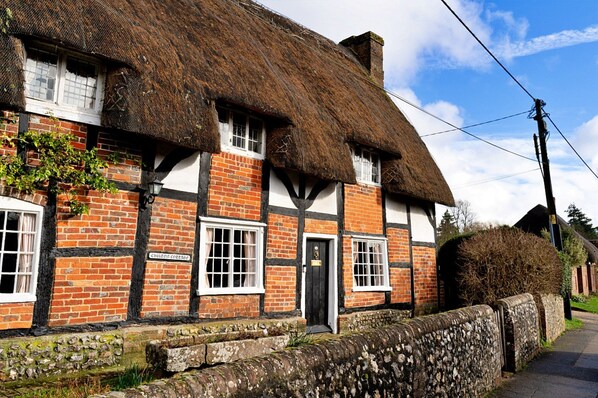 Exterior - Cottage in Chilton Foliat Near Savernake Forest (Hungerford)