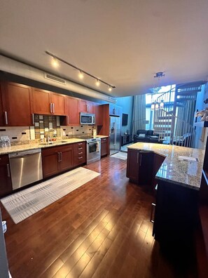 Réfrigérateur, micro-ondes, four, plaque de cuisson