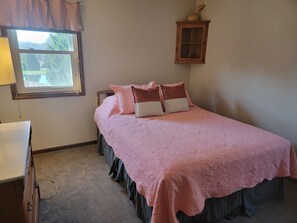3 bedrooms, iron/ironing board, WiFi, bed sheets - 3-bedroom house in beautiful country setting with WiFi, AC. (Michigan City)