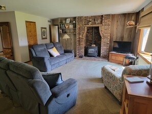 Smart-TV, DVD-spiller, bøker og filmbibliotek