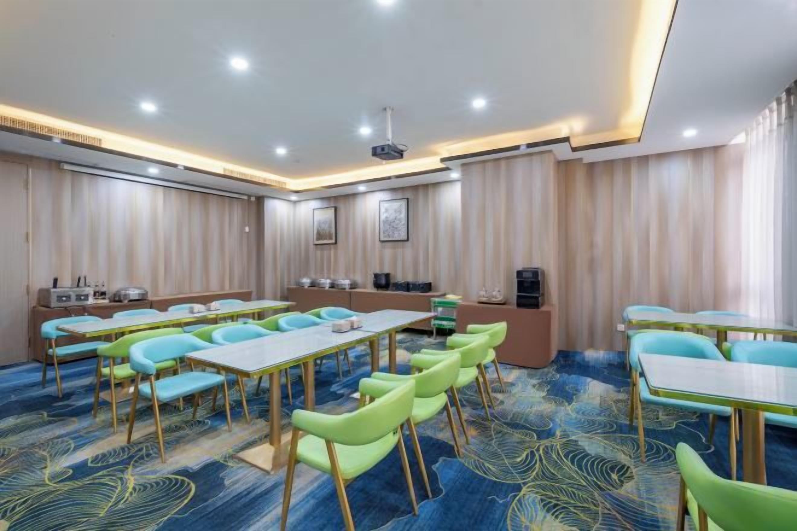 Un salón de conferencias con mesas, sillas, un atril y suelo alfombrado.