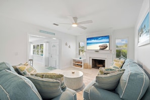 Smart-TV, Tischtennisplatte, Bücher