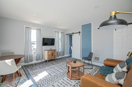Unit 1:Ground floor, porch, king bed, garage, w/d