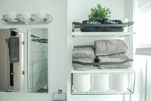 Hair dryer, towels, soap, toilet paper - Unit 1:Ground floor, porch, king bed, garage, w/d (Cincinnati)