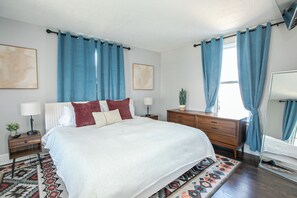 1 bedroom, desk, iron/ironing board, WiFi - Unit 1:Ground floor, porch, king bed, garage, w/d (Cincinnati)