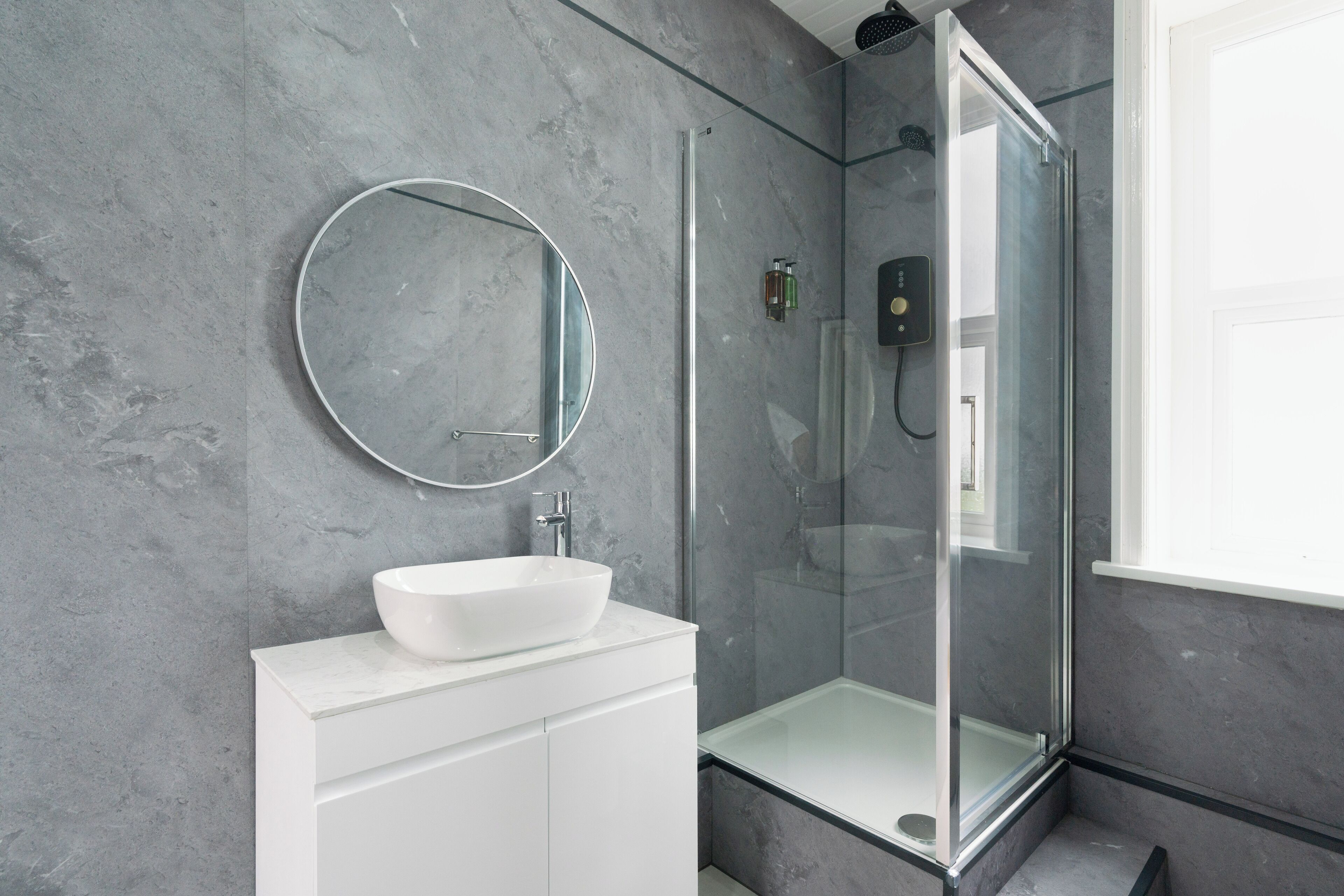 Buồng tắm vòi sen, dép đi trong nhà, khăn tắm, xà phòng 