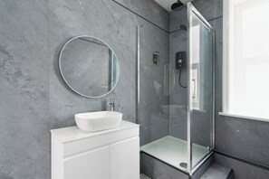 Een douche, pantoffels, handdoeken, zeep