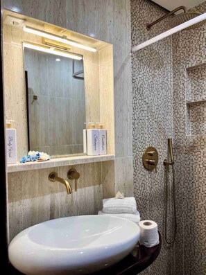 Douche, séchoir à cheveux, serviettes fournies, savon