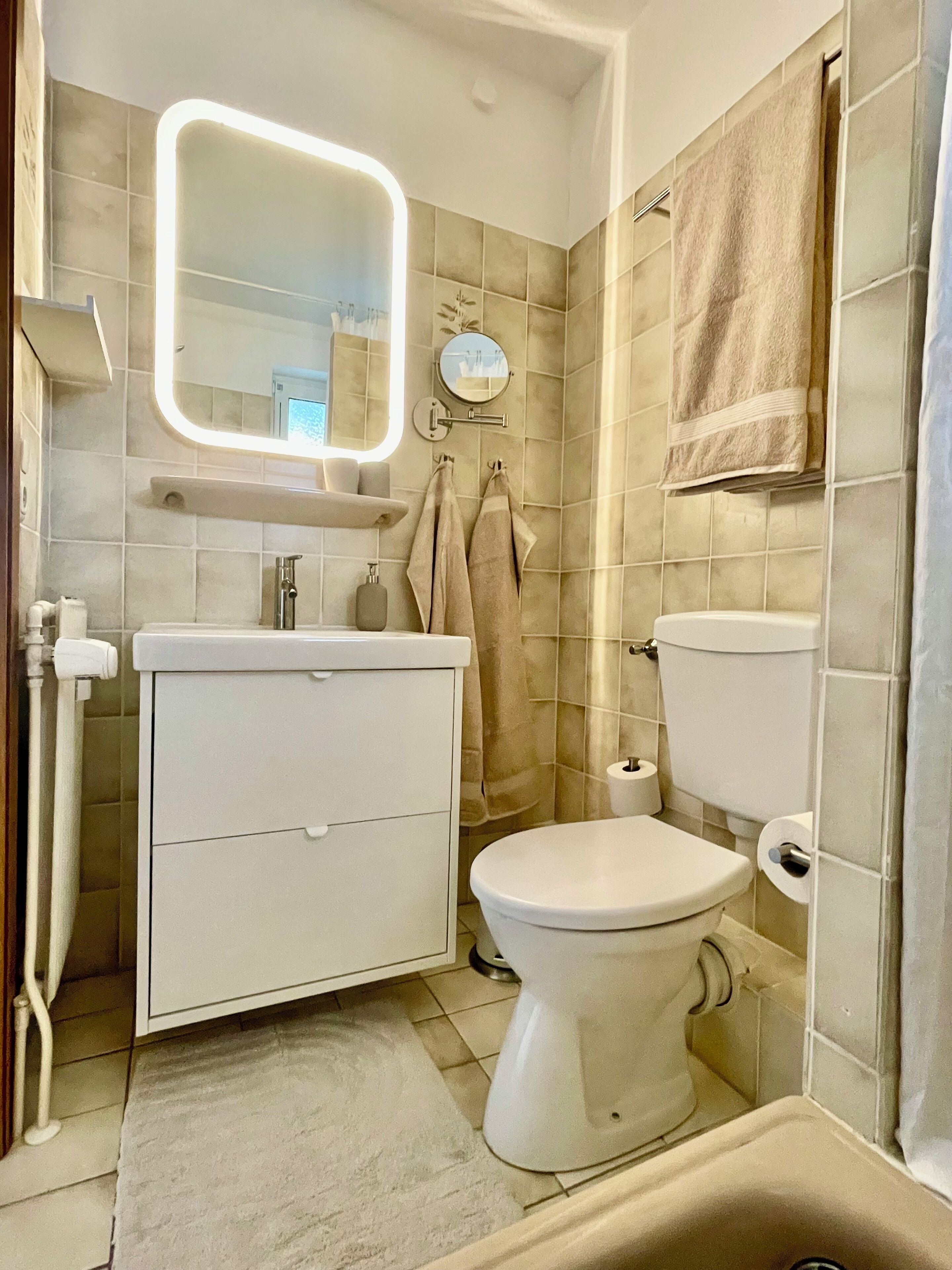 シャワー、ヘアドライヤー、タオル、石鹸