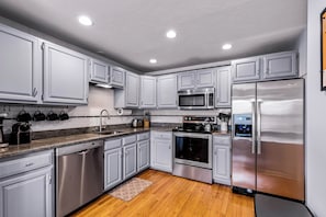 Refrigerador, microondas, horno y parrilla de estufa
