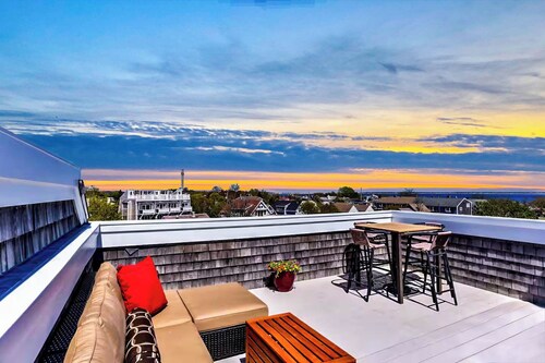 Luxury 3BR Townhome - Panoramic Water Views + Modern Comfort + Parking Included