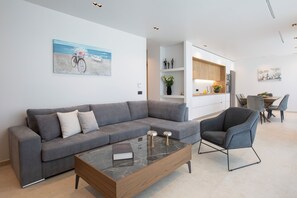 Suite « Premier », piscine privée, vue mer | Coin séjour