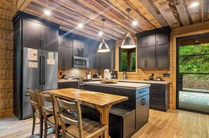 Microondas, horno, placa de cocina y lavavajillas