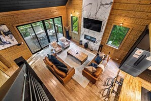 Una Smart TV, una chimenea