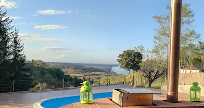 Pruža jedinstveno iskustvo koje kombinuje prirodnu lepotu, luksuz i opuštanje.