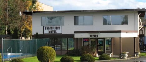 Vista frontal de la propiedad