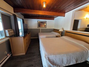 Double Room | 1 bedroom, individually decorated, individually furnished, desk