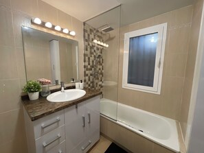Haartrockner, Bidet, Handtücher, Seife