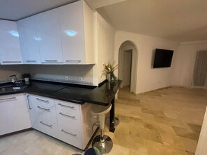 Frigorifero, microonde, forno, piano cottura