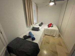 3 chambres, coffres-forts dans les chambres, bureau