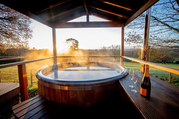 Outdoor spa tub - Chalet in Kent With Hot Tub & Countryside Views (Edenbridge)
