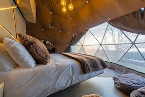 1 chambre, fer et planche à repasser
