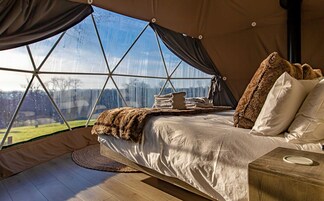 1 habitación y tabla de planchar con plancha