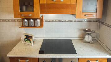 Frigorifero, microonde, forno, piano cottura