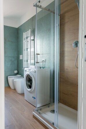Shower, hair dryer, bidet, towels - Between sea and city, 15 minutes from the airport, 5 minutes from the excavations of Ostia Antina, (Lazio)