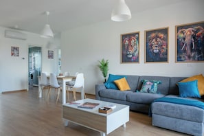Smart TV, books - Between sea and city, 15 minutes from the airport, 5 minutes from the excavations of Ostia Antina, (Lazio)