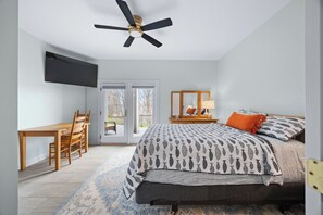 6 bedrooms, iron/ironing board, WiFi, bed sheets