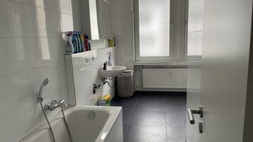 Haartrockner, Bidet, Handtücher, Seife