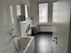 Haartrockner, Bidet, Handtücher, Seife