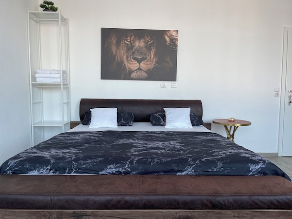 5 bedrooms, WiFi, bed sheets
