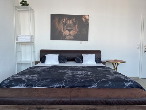 Spacious 5-bedroom apartment Kassel city center: Perfect for groups and families