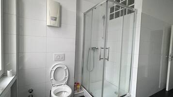 Haartrockner, Bidet, Handtücher, Seife