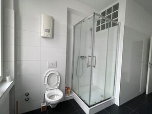 Een haardroger, een bidet, handdoeken, zeep