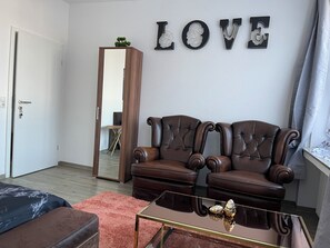 5 bedrooms, WiFi, bed sheets