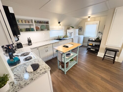 Charming Upstairs Historic Downtown 1BR | Near WWU