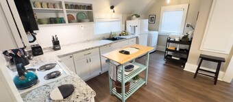 Charming Upstairs Historic Downtown 1BR | Near WWU