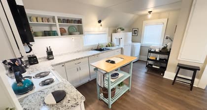 Charming Upstairs Historic Downtown 1BR | Near WWU