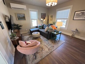 Smart TV, books, computer monitors - Charming Historic Downtown 1BR | A+ Location (Bellingham)