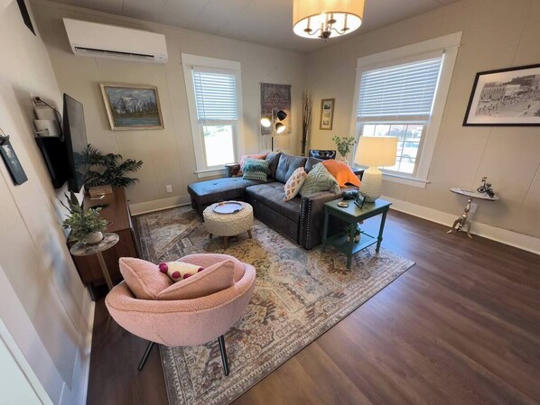 Een smart-tv, boeken en een computerscherm