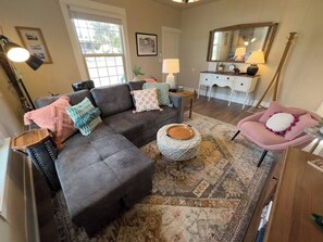 TV connectée, livres, écrans d'ordinateur