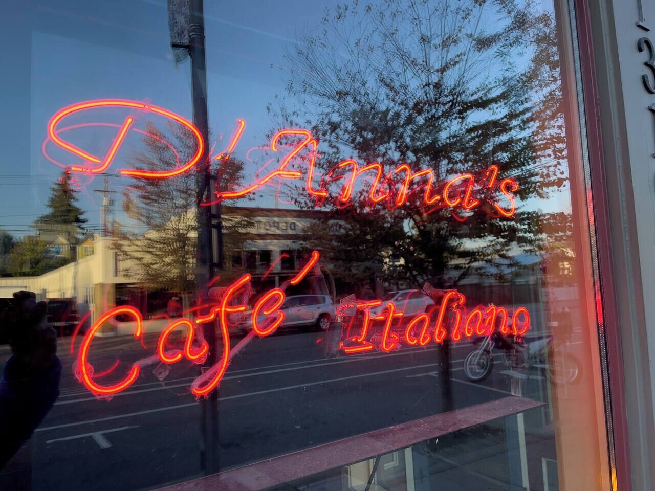 Ikkunassa on neonvalomainos, jossa lukee: ”D’Anna’s Cafe Italiano”.