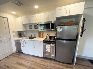 Réfrigérateur, micro-ondes, four, plaque de cuisson