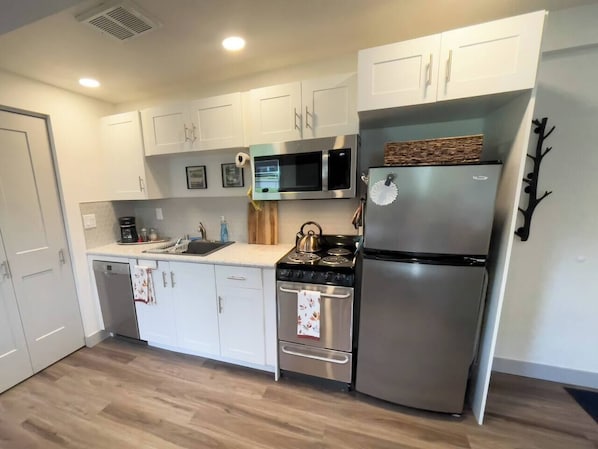 Refrigerador, microondas, horno, placa de cocina