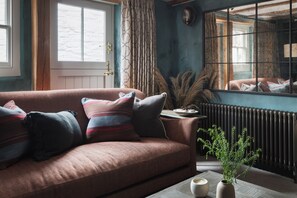 Smart-TV, Kamin, Bücher