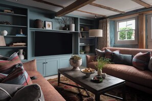 Smart-TV, Kamin, Bücher